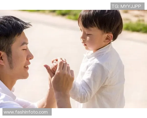 未婚单亲父亲身份显现 某足球球星带儿出席活动展现温情父爱 未婚单亲父亲身份显现 某足球球星带儿出席活动展现温情父爱